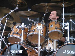 Thomas Haake, batteur de Meshuggah et frappeur à l'origine du Drumkit From Hell 2 de Toontrack. Ici sur son kit Sonor Designer.
